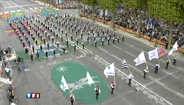cap037.jpg - Dimanche 23 septembre 2007. Paris (75). Breizh Touch. Et oui !! j'ai défilé sur les Champs-Elysées !!! Pôle de Brieg, ah ... jouer la Boum pendant 30 minutes !!!
