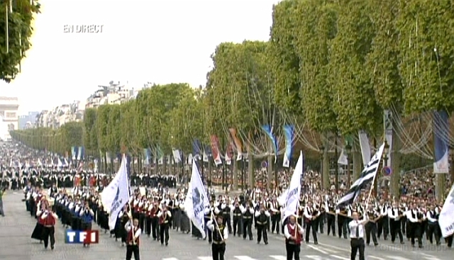 cap038.jpg - Dimanche 23 septembre 2007. Paris (75). Breizh Touch. Et oui !! j'ai défilé sur les Champs-Elysées !!! Pôle de Brieg, ah ... jouer la Boum pendant 30 minutes !!!
