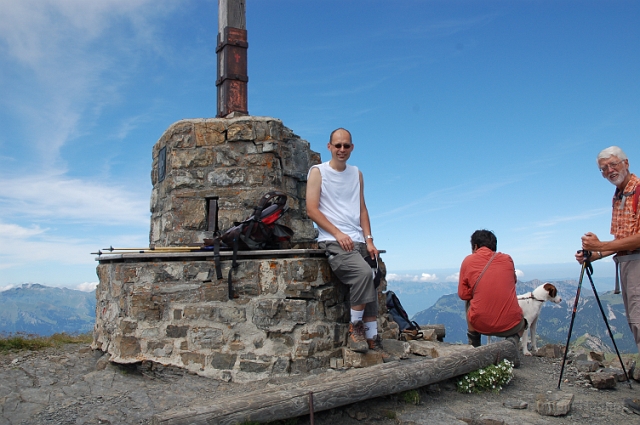 DSC_0313.JPG - 5 août. Naafkopf (A-CH-FL). Randonnée d'une journée au Liechtenstein. Départ de Malbun (FL) 1600 m. arrivée au sommet Naafkopf (2570 m). Le sommet en photo est le tripoint où se retrouve 3 pays : l'Autriche, le Liechtenstein et la Suisse.