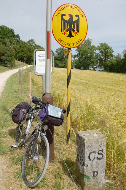 DSC_9999.JPG - 29 Juin. Visite de Büsingen. Enclave allemande en territoire suisse. Ce village n'est pas relié au reste du territoire allemand. Il est sous douane suisse, utilise le franc suisse et l'euro, possède 2 codes postaux : 1 suisse et 1 allemand et possède son propre code allemand sur les plaques d'immatriculation !!