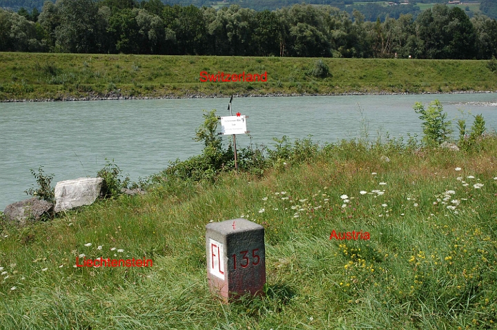 DSC_0452.jpg - Tripoint Austria, Liechtenstein, Switzerland.On this side : left = Liechtenstein ; right = Austria.On the opposite site = SwitzerlandTripoint is in the middle of the river (Rhine)