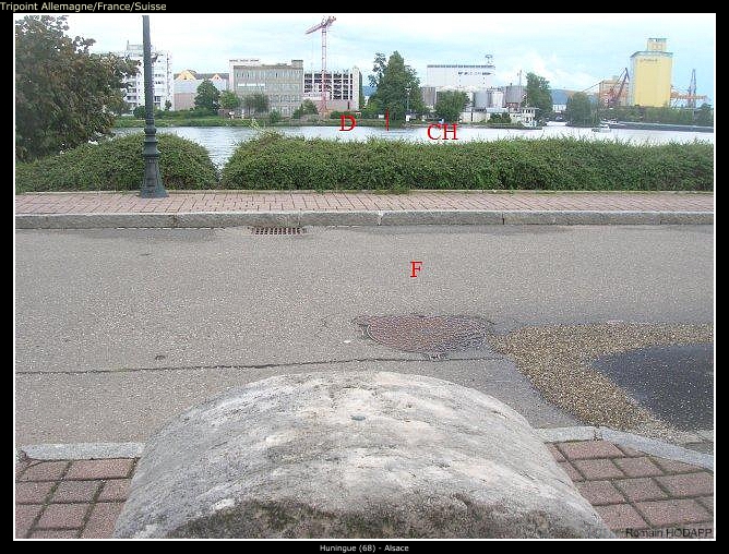 dscn2683_cadre.jpg - Rückmarcke. Marker of the german/swiss border on the french territory. Visited in 2006