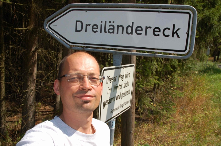 DSC_0647.jpg - Former tripoint Csekoslovakia-East Germany-West Germany. Tripoint on the middle of the river. Me ... :)