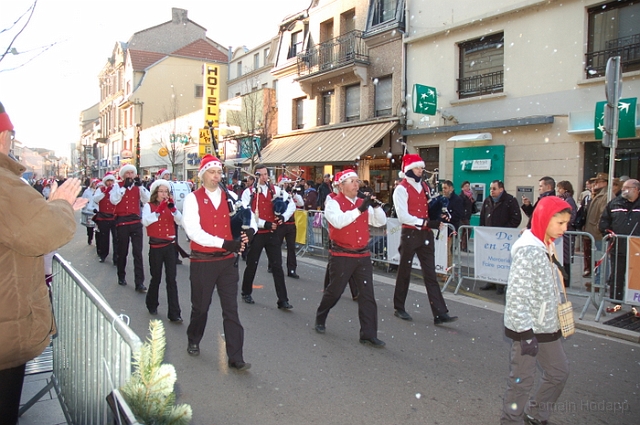 DSC_5039.JPG - Forbach (57). Course des Pères et Mères Noël.