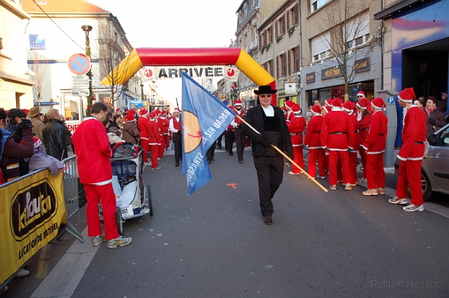 DSC_5050.JPG - Forbach (57). Course des Pères et Mères Noël.